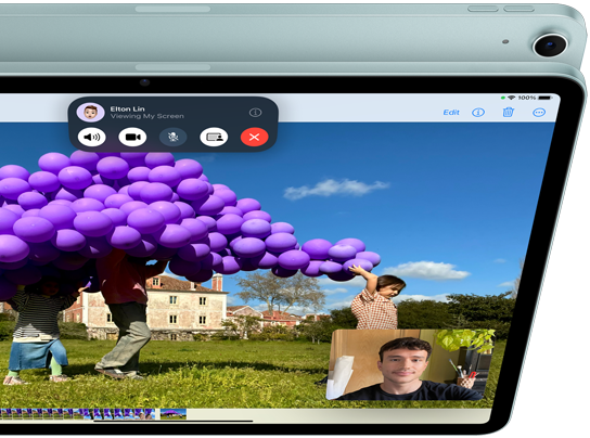 Un iPad Air che mostra la funzione SharePlay in una videochiamata FaceTime effettuata usando la videocamera frontale orizzontale da 12MP con ultra‑grandangolo