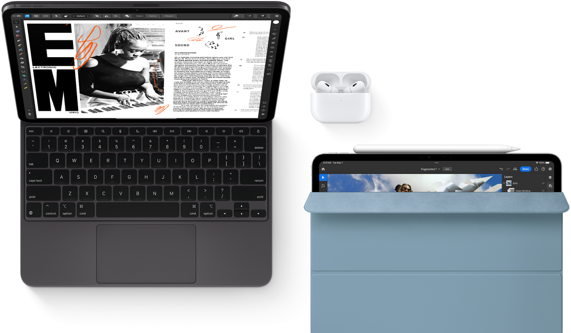 Un iPad Pro con Magic Keyboard agganciata, un paio di AirPods Pro, e un altro iPad con Apple Pencil agganciata e custodia Smart Folio
