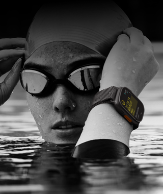 Un Ultra 2 sul polso di una persona che nuota in piscina