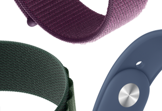 Un Apple Watch Series 10 con cinturino Sport denim accanto a un cinturino Sport Loop prugna, un cinturino Sport galassia e un cinturino Alpine Loop verde scuro