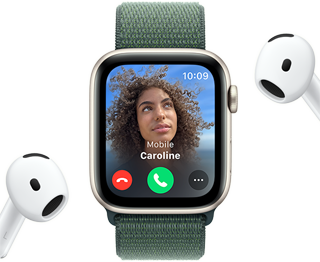 Eingehender Anruf auf einer Apple Watch SE, neben einem Paar AirPods
