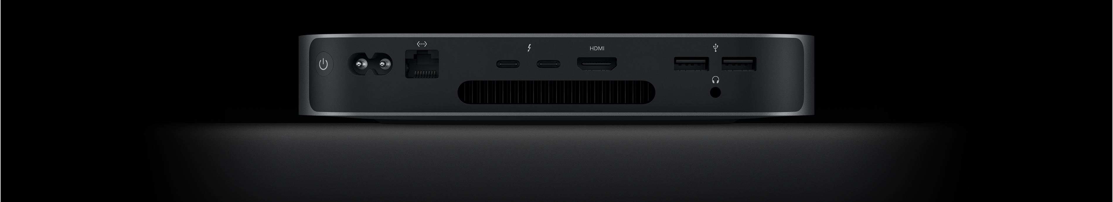 Vue arrière d’un Mac mini montrant les deux ports Thunderbolt 4, le port HDMI, les deux ports USB-A, la prise casque, le port Gigabit Ethernet, le port d’alimentation et le bouton de mise sous tension.