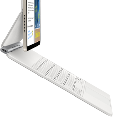 Un iPad Air agganciato a una Magic Keyboard