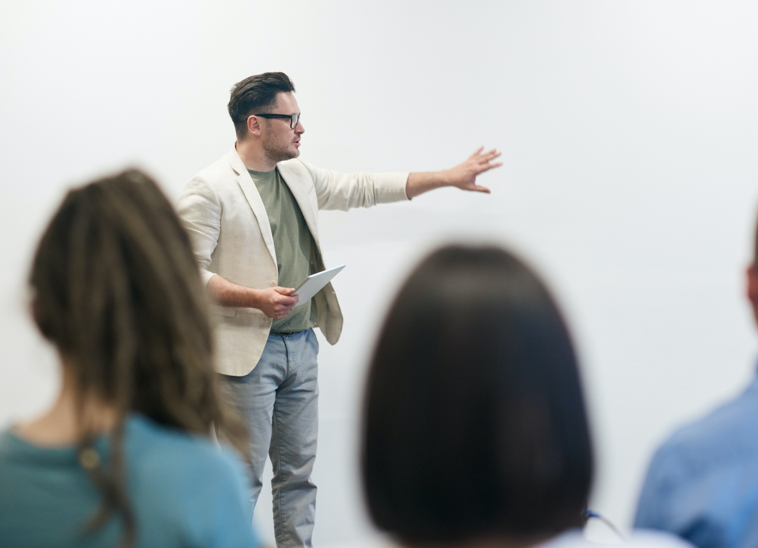 Un enseignant donne classe avec son iPad Apple